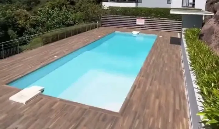 Un bassin propre et sa terrasse en bois, prêts pour les visites, à Saint-Hilaire